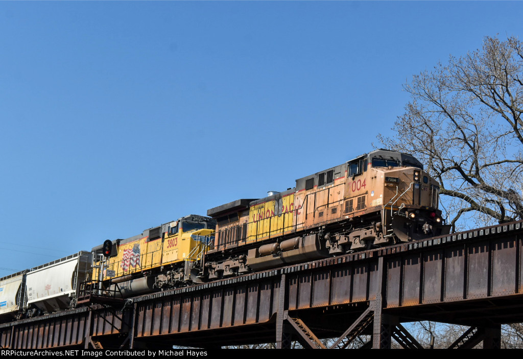 UP Freight Train coming into gateway yard